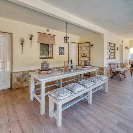 Villa Sleeps 14 Pool Air Con Wifi *
