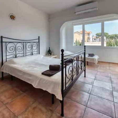 Sleeps 14 Pool Air Con Wifi
