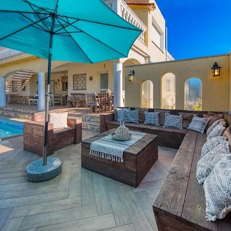 Sleeps 14 Pool Air Con Wifi Vila